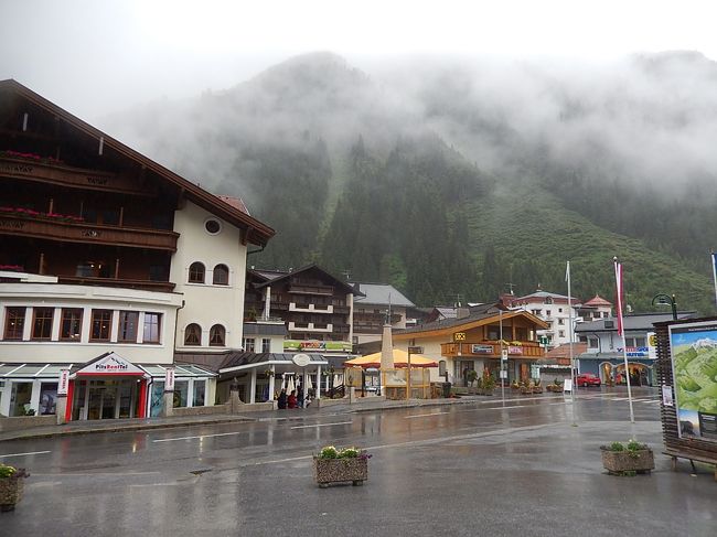 7/30 午前10時ホテルを出発し、リッフェルゼー一周ハイキングを行う。<br />本来ならばタッシャッハ谷展望ハイキングで約4時間歩く予定でいたが、天候不順でガスがかかった少雨のために2.5キロのリッフェルゼー一周ハイキングを行う。　歩行時間は約1時間であった。