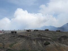 　11:54　駐車場に着くと　硫黄の臭いが立ち込め　別世界です
喘息・気管支炎・心臓疾患・体調不良の方は火口見学禁止ですよ