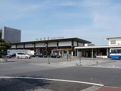 ＪＲ成田駅

　（成田空港駅→京成成田駅　２駅　約１０分）

　改札口を出て左に観光案内所とコインローカーがあります。（バスの陰）

　ＪＲに遅れが出ていたので京成線で京成成田駅に行き、帰りはＪＲ線に
　乗るので一旦ここのロッカーにキャリーバッグを預けてました。

　（京成成田駅→ＪＲ成田駅　距離約0.5km　徒歩約５分）

　観光案内所で地図をもらい　初！　成田山観光スタート


