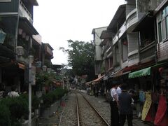 線路と建物の間が近すぎっ！！
タイにもこんな感じの場所があったなぁ・・・

列車が来ない時には、皆普通に歩いています。