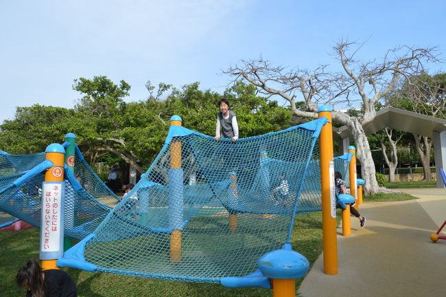 外には、子どもの遊び場があります。