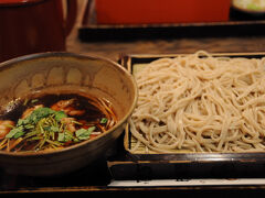 食べたのは、鴨せいろ（950円）。蕎麦自体は普通であったが、味の染み込んだ合鴨の肉は美味しかった。この値段で鴨せいろが食べられるのはお得である。店もこじんまりとしていて、観光客よりも地元相手と言った感じなのが良い。
※再開発により、訪れた二ヶ月ほど後に閉店してしまいました。