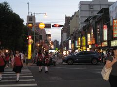 日が暮れ始めた頃の、寧夏観光夜市周辺。

地元の方向け夜市といった趣で、学校帰りの中学生が
多かったな〜