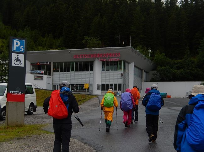 7/31　グレーシャーエキスプレス乗り場へ<br /><br />今日はヴィルドシュピッツエ氷河ハイキングである。<br />ヴィルドシュピッツエはオーストリア第二の標高を誇る山である。標高3774m