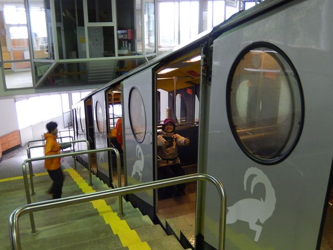 グレーシャーエキスプレスに乗る<br /><br />標高差1100mの地下トンネルを駆け上がる。所要時間は約8分