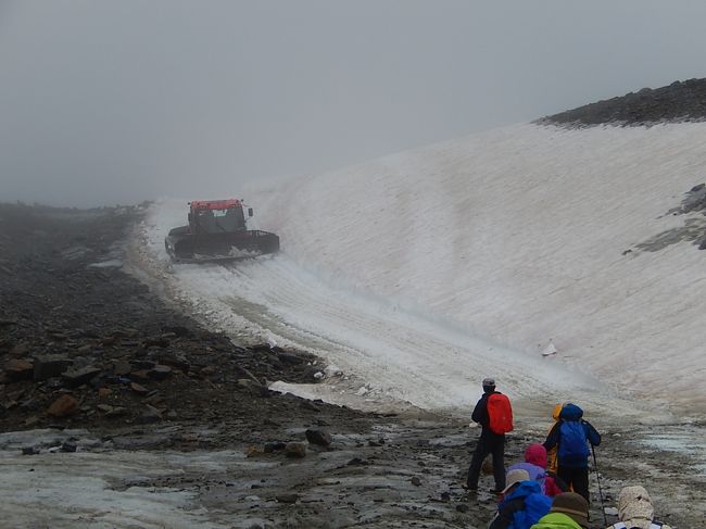 ヴィルドシュピッツエ氷河へ歩いて行く。　直前に雪上車が見られ、凍りついた歩道を歩きやすくしていた。