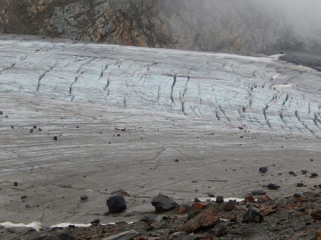 渡り切って瓦礫の坂道から見られる氷河のクレバス