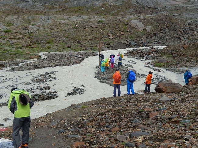 瓦礫の坂道には氷河や積雪が溶けた流れがあり、置いてあった木の板を渡して渡る。