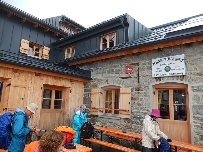 午後1時40分にブラウンシュバイガーヒュッテ(2758m)に到着<br />ここで遅めの昼食を短時間に取る。<br /><br />というのはこれから上って行く上にあるゴンドラの運転最終時間が4時だからである。