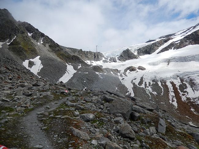今回のハイキングで最も急坂である登山道を上って行く。<br />