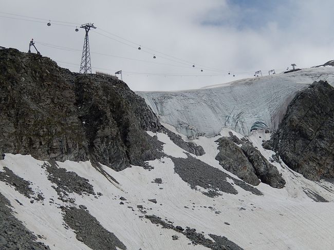 上の方にゴンドラが見られる。