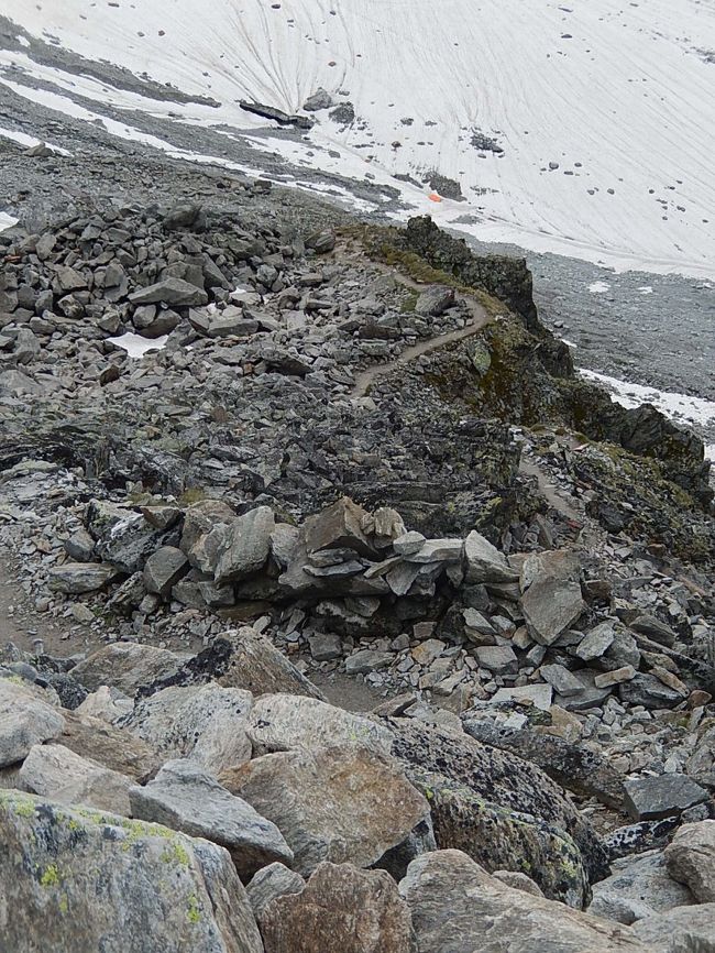 ブラウンシュバイガーヒュッテからの標高差は約300mもある。