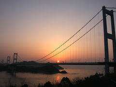 来島海峡大橋と朝日、何ともダイナミックな光景・・・