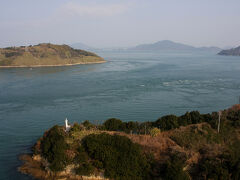 3つから成る来島海峡大橋の1つ目を渡り切り、足下に見えてきたこの島は馬島。江戸時代にここで馬の放牧が行われていたことに由来するそうです。