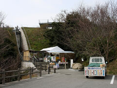 ということで途中写真を撮ったりする余裕もほとんど無いまま頂上の駐車場に到着。