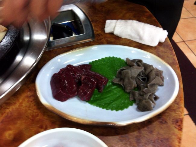 生のレバーとセンマイがサービスで付きます。これもありがたい。ゴマ油につけて食べます。マシッソヨ。