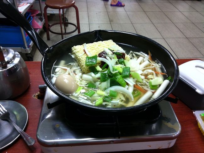 トッポッキにラーメンと卵を追加し、この量で値段は4500ｗ。やす。