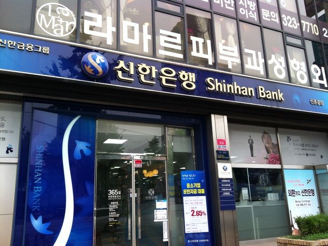 店内は外国人コーナーがあり、日本語で十分可能でした。だいたいうまくいったものの、１つ厄介なことが起こり、カードを作ってくれなかったことです。そのために、明日もう一度来てくださいということでした。ちょっと困りました。