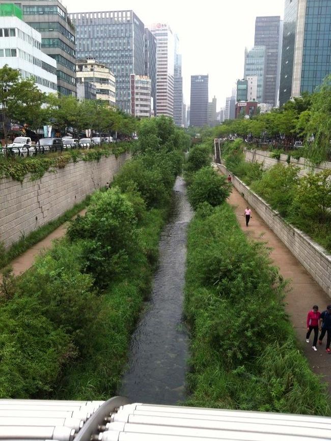 しょがなくホテルへ向かいます。途中、水質の浄化に成功した、清渓川を見ました。