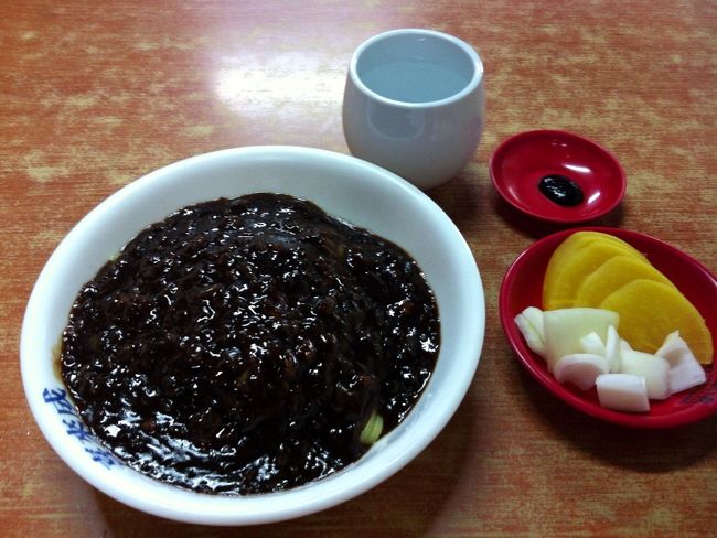 ジャージャー麺もなかなかのものです。いい色しています。激しくかき混ぜて食べましょう。