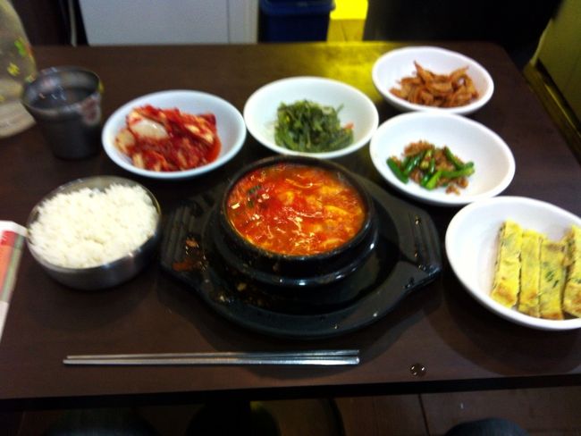 店員さんに、一番何がいいかと聞いたら、スンドゥプチゲがいいと言われたので、それを注文。