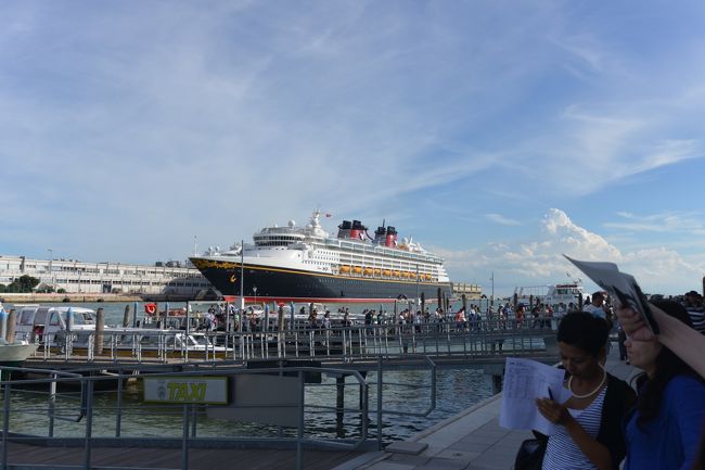 ベネチアへの水上バスを待つ間に撮ったウォルトディズニーの豪華客船です。<br /><br />煙突に大きなミッキーマウスが描かれています。