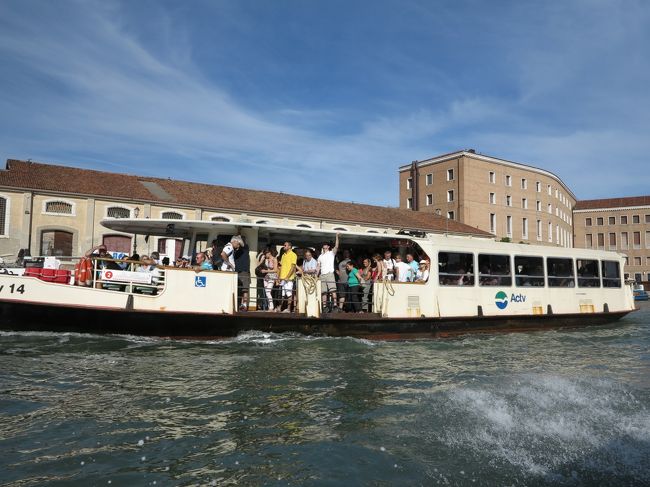 途中、すれ違った水上バス。<br /><br />結構、乗っています。