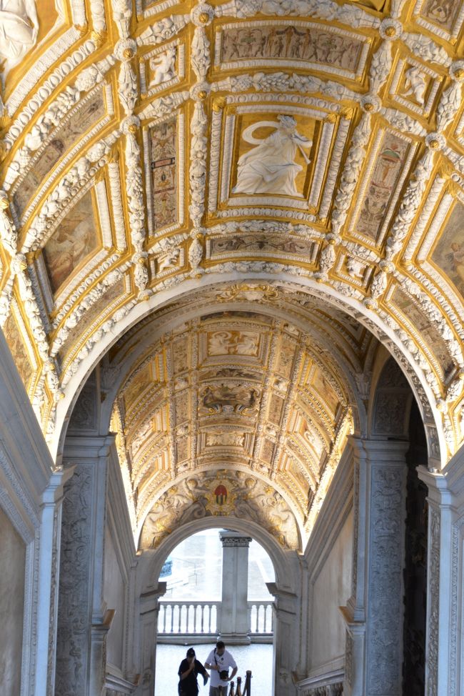 ベネチア観光で最初に訪れたのが、ドカーレ宮殿です。