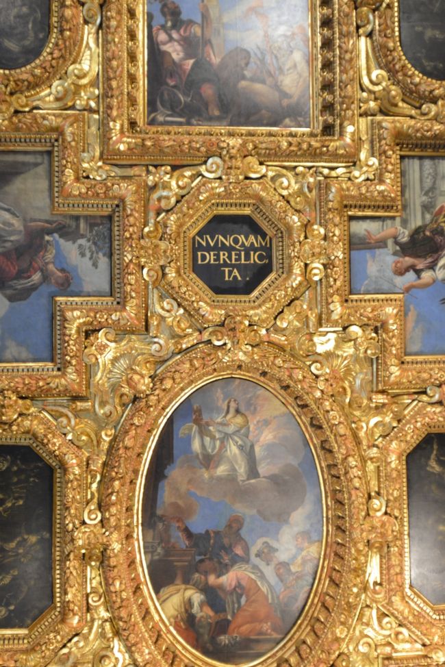 天井画、壁画、装飾品などが多数展示されています。