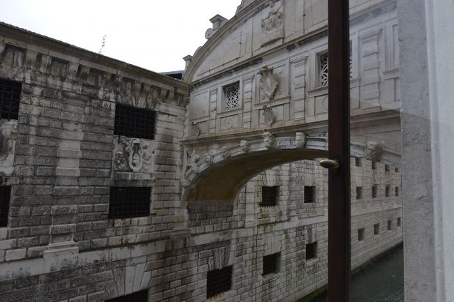 ドゥカーレ宮殿と牢獄を結ぶ、ため息橋です。<br />大理石で造られ、窓には鉄格子が付けられています。<br /><br />多くの政治犯が投獄されたとの事で、橋を渡る囚人が二度と見ることのないヴェネツィアの景色を見て、ため息をついたところから名付けられたそうです。<br /><br />無期懲役の囚人たちが投獄される牢獄には海水が流入し、冬になると寒さで凍死してしまうため、死刑より辛い刑だったと聞きました。