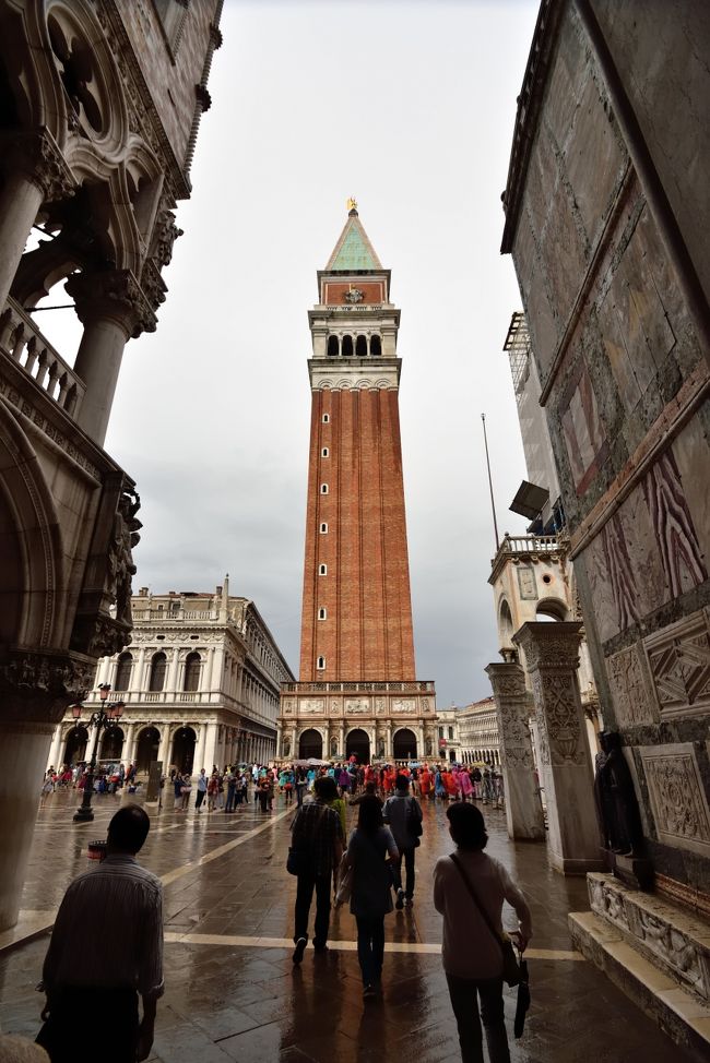この日は早朝に豪雨があり、サンマルコ広場も濡れています。