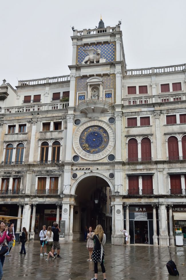 近寄って建物の細部を見ると、かなり痛んでいます。<br /><br />水害で建物が痛みやすく、多額の修復費を要すため、ベネチアは全般的に物価が高いと言われています。