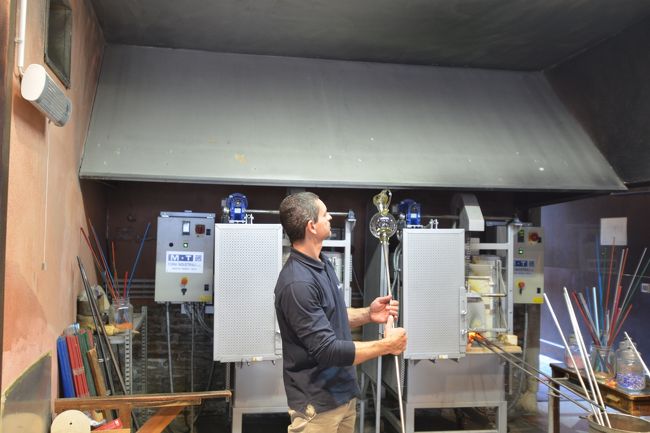 ベネチアグラス工房。<br /><br />巧みに水差しを仕上げる様は、まさに職員芸。<br />年々、マエストロが減少し、今ではベネチアに３０人だけとのこと。<br /><br />金箔が貼られた色とりどりのグラスは、正に芸術品。<br />これなら、安いワインもおいしくいただけそうです。<br /><br />驚いたことに、ここの責任者は日本語が私より上手？でした。<br /><br />おまけに、醜く金箔が剥がれた中国製模造品のグラスを見せられ、これなら２０００円、ほぼ１/１０の価格で買えますと、ジョークを飛ばしていました。<br /><br />観光団体入替え制の工房ですが、この日は我々の後に中国人の大団体が待っていました。<br />彼らにも同じジョークを飛ばしてください。<br />