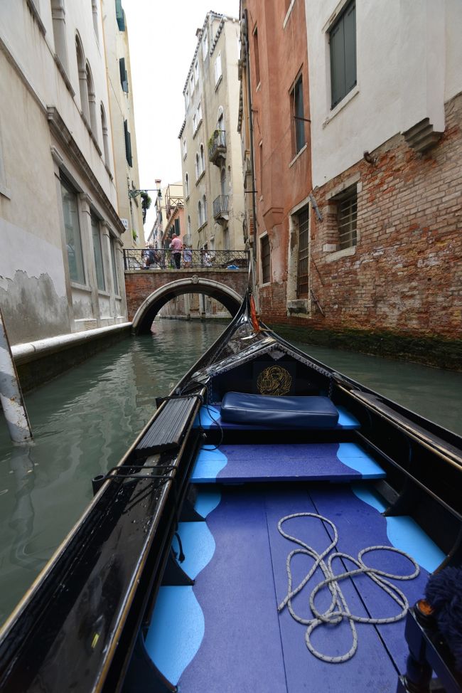 ベニスまで来てゴンドラに乗らないわけにはいきません。<br /><br />３０分から４０分程で水路を一周します。<br /><br />そういえば、カンツォーネを歌う漕ぎ手が一人だけで、他は全く歌っていませんでした。<br /><br />サンタルチアでも歌いながらゴンドラを漕ぐのかと思っていましたが、添乗員曰く、サンタルチアは南イタリアの歌だから、ここでは歌いませんよ。　だって・・・。