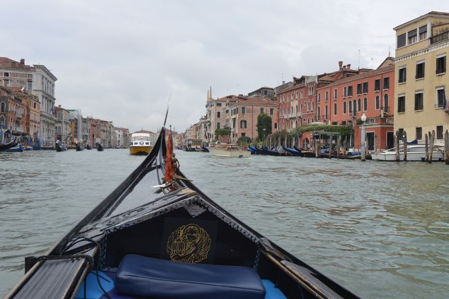 ゴンドラに揺られながら、映画「００７ ロシアより愛をこめて」のラストシーンを思い出しました。<br /><br />シリーズ最高傑作といわれる主題歌が流れる中、ボンドとタチアナがゴンドラに揺られ、彼らの秘め事が盗撮されたフィルムを運河に投げ捨てる、とても粋なラストです。<br /><br />https://www.youtube.com/watch?v=2kzTGUxfjH4<br /><br />他にもベネチアを舞台にした映画は数多くありますが、運河だけでなく、とにかく街中が画になる所です。