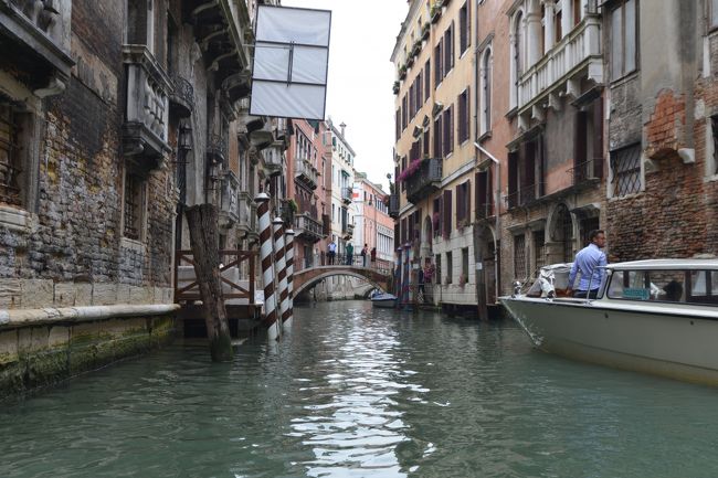 最近のヴェネツィアは、水害や地盤沈下、水質汚染、建造物の老朽化など多くの問題に直面しているとのこと。<br /><br />ゆったりと運河を移動していると、水路の臭いや建物の痛み具合が良く分かります。<br /><br />あっ。こんなこと考えるのは、ちっともロマンチックじゃありませんね・・・。