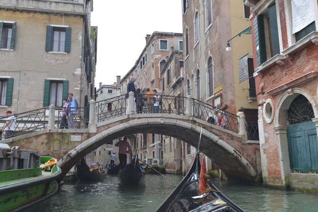 ゴンドラに乗っていると、橋のいたるところで観光客から写真を撮られます。<br /><br />こちらも、笑顔で手を振って答えてあげました。