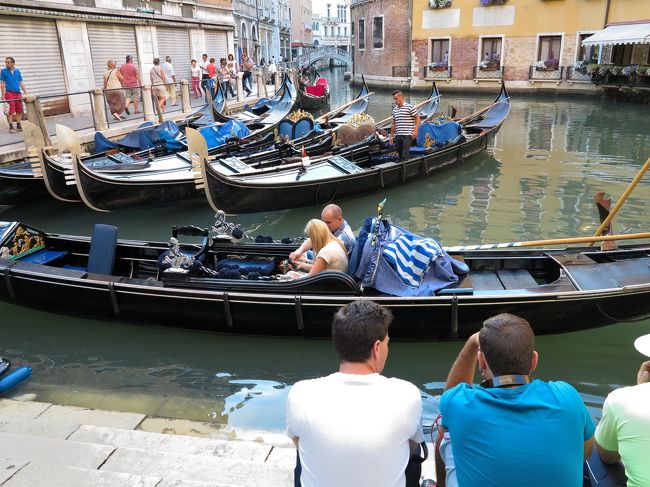 ここがゴンドラの発着所です。<br /><br />たくさんのゴンドラが水路にひしめき合っています。