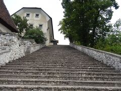 　聖母被昇天教会までは９９段の階段を昇っていきます。挙式の際は、新郎が新婦を抱えてこの階段を昇るとのこと。