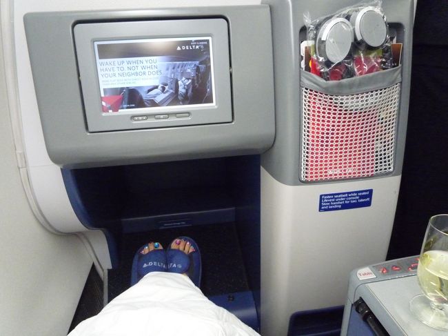 ビジネスクラス、フルフラットシート快適すぎ！身長が低い私は足が奥まで届きません。