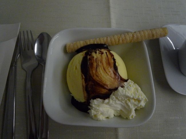 お腹いっぱいであるがデザートも食べる。チョコかけてもらい、クリームは？と言われればもちろんYESと口が勝手にwww<br />