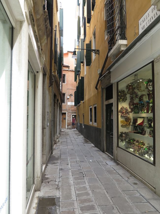 ベネチアは６つの地区に分かれており、どこの通路も、このとおり非常に狭いです。<br /><br />ここでは、自動車はおろか、自転車の使用も禁止されています。