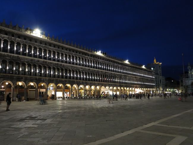 サンマルコ広場の夕暮れです。<br /><br />昼間ほどのにぎわいもなく、日が落ちたサンマルコ広場の雰囲気は最高です。
