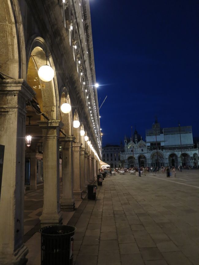 古めかしい照明に、ベネチアの歴史を感じます。<br /><br />左側が通路に、店舗がぎっしりと並んでいます。