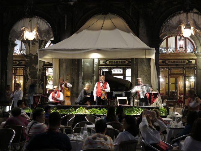 広場には、生演奏を聞かせるカフェがいくつかありました。<br /><br />実に雰囲気の良い、しゃれたカフェです。日本の観光地にもあればいいのに。