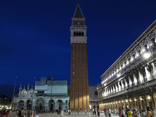 とっぷりと日が暮れたサンマルコ広場。