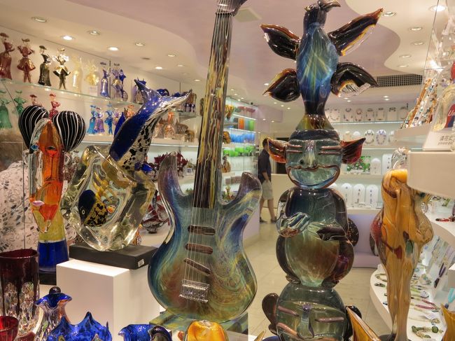 広場にあるベネチアグラスを扱う店です。