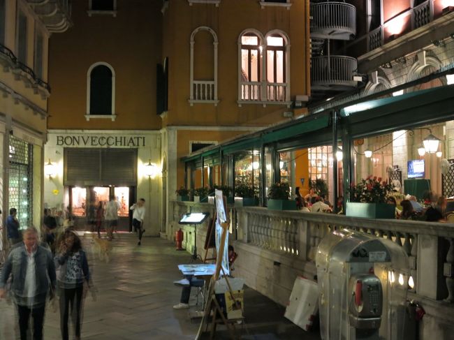 奥に見えるのがボンヴェッキアティホテル Bonvecchiati Hotel。<br /><br />サンマルコ広場から徒歩約５分。部屋は少々狭いものの、何処に行くにも立地条件のよいホテルです。<br /><br />この日は、右に見えるレストランにTVが持ち込まれワールドカップ決勝戦目当ての客で満席でした。<br /><br />部屋のTVでは決勝戦が見られず、レストランにも入れなかった私は、外に立って観戦です。<br /><br />ヨーロッパからの客が多いせいか、ドイツが攻めると一斉に歓声があがっていました。<br /><br /><br /><br />