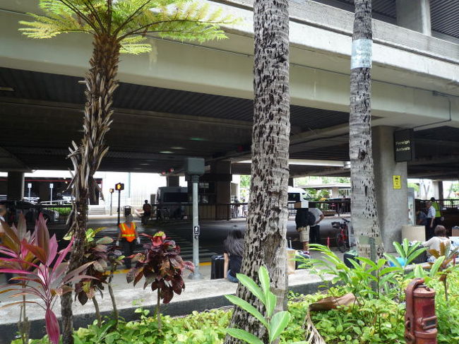 ホノルル空港到着。到着時は曇り空だったけどこのあと晴れました☆