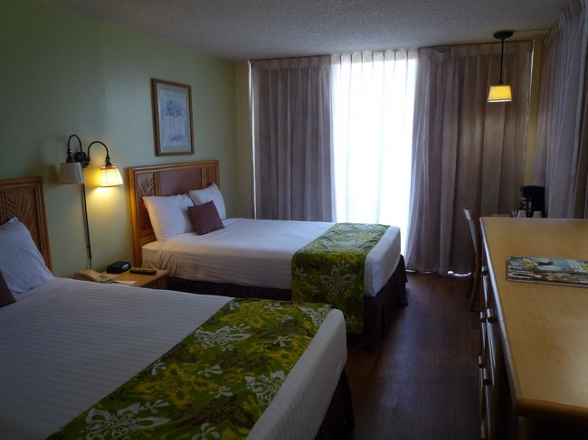 チェックイン。部屋が狭くなるのが嫌なので我が家は毎回エキストラベッドは頼まないです。娘と一緒に寝ちゃいます（笑）ホテルのWifi状況いまいちだったような。うちはWifiルーターを成田から借りていたのでそっちで常時繋いでました。